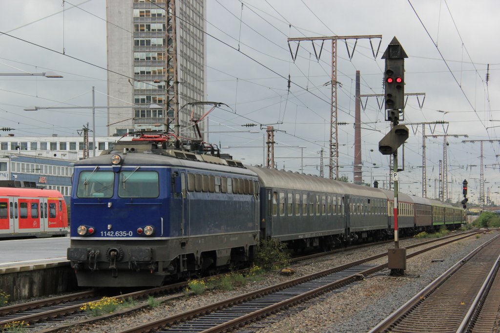 1142.635-0 mit einem Sonderzug in Essen Hbf, Oktober 2012.