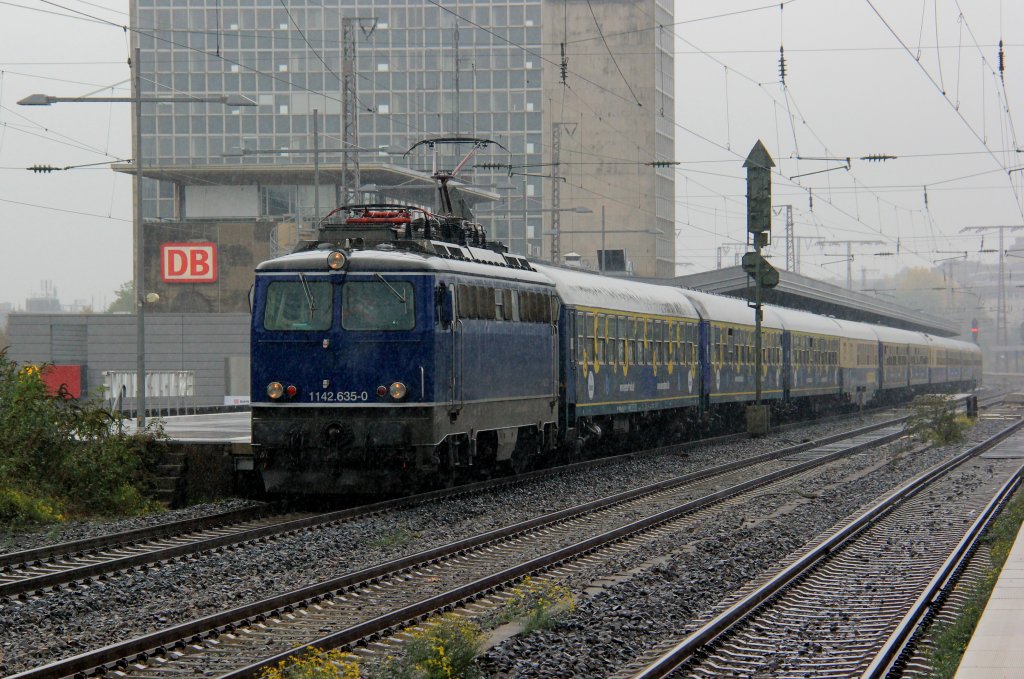 1142.635-0 mit Partyzug in Essen Hbf, Oktober 2012.