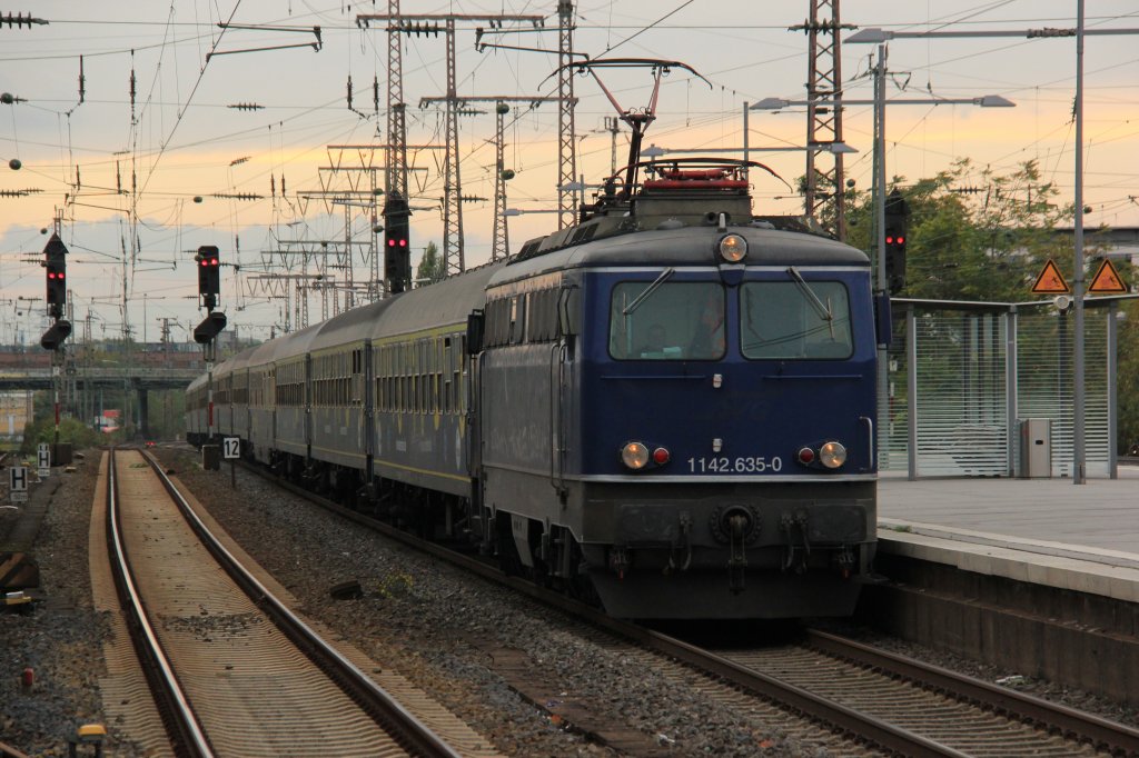 1142.635-0 mit Partyzug in Essen Hbf, Oktober 2012.