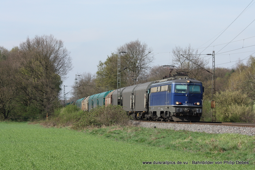 1142.635-0 (Northrail) fhrt am 6. April 2011 um 16:36 Uhr mit einem Gterzug durch Ratingen