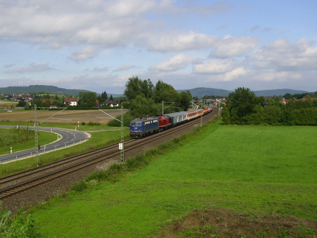 1142.635-0 der SVG ist am 14. August 2010 mit einer V 100 der BOB (212 089-7), einem Locomotiongepckwagen, zwei Schlierenwagen, einem Rungenwagen, einem Triebwagen der Baureihe 601 (TEE) und einem Gepckwagen der SVG auf der Frankenwaldbahn bei Oberlangenstadt unterwegs. Die Fuhre war auf dem Weg von Leipzig nach Augsburg.