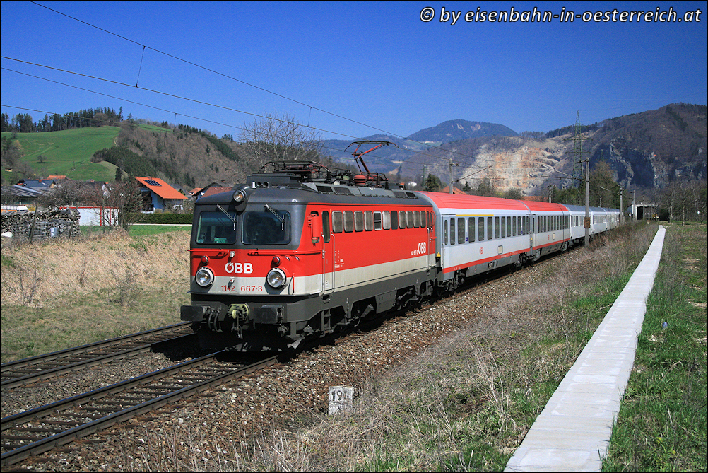 1142.667 mit IC 513 von Salzburg nach Graz, aufgenommen nahe der Hst. Stbing am 08.04.2010