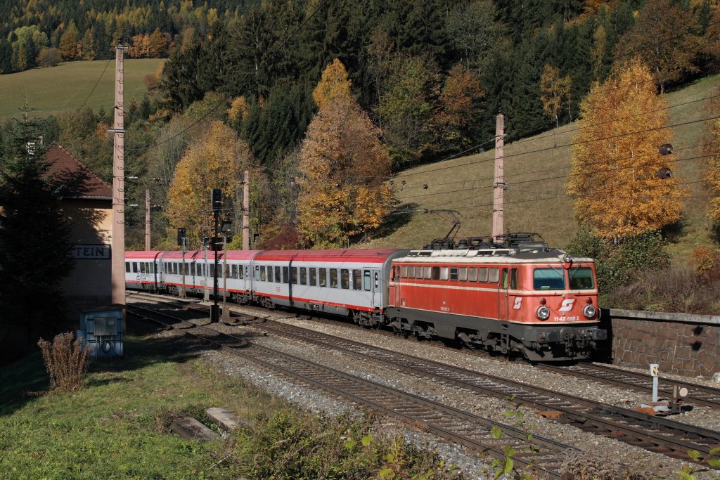 1142.682 mit IC 650 in Breitenstein. Viele derartige Schnellzge werden am Semmering bald nicht mehr zu sehen sein. 31.10.2011