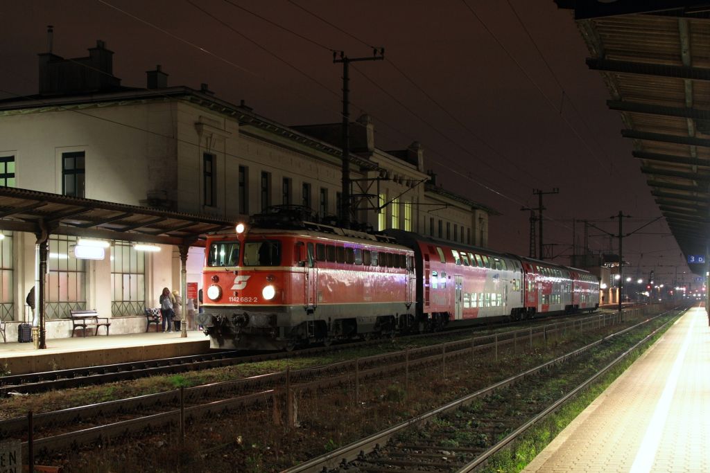 1142.682 wurde am 28.11.2012 im Regionalzugsverkehr auf der Westbahn eingesetzt. Hier mit dem R 2036 nach St. Plten im Bahnhof Htteldorf.