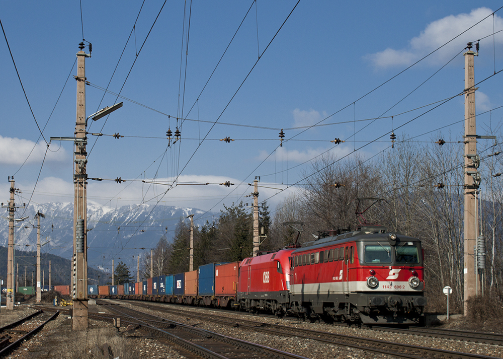 1142.696 und 1116.xxx befrderten am 25.2 einen langen Containerzug(knnte der 41360 sein)ber den Semmering, hier in Eichberg am Semmering fotografiert.