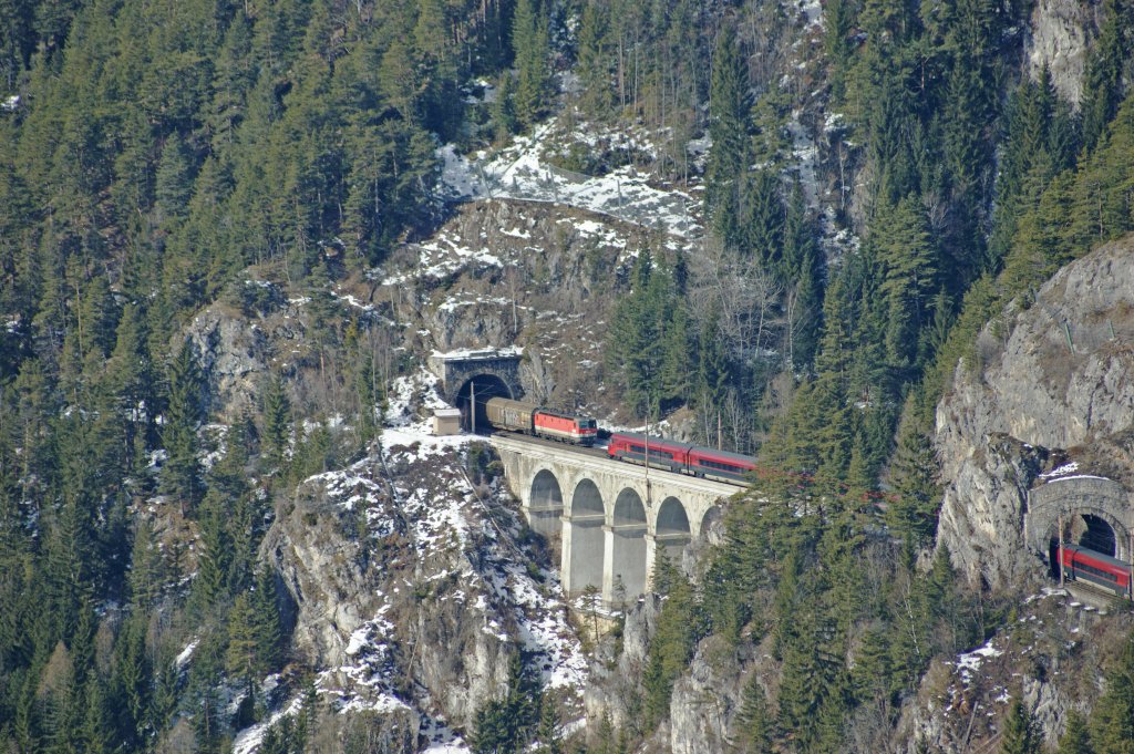 1144 & Railjet beim berqueren des Krauselklause-Viadukt. Aufgenommen am 8.2.2013. 