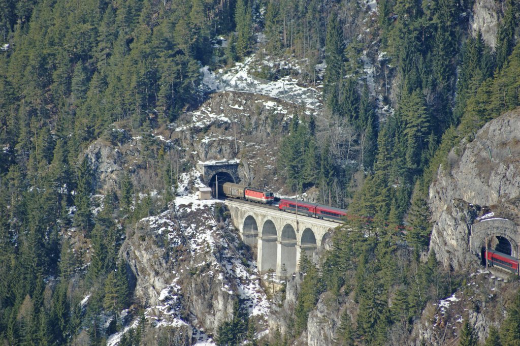 1144 & Railjet beim berqueren des Krauselklause-Viadukt. Aufgenommen am 8.2.2013. 