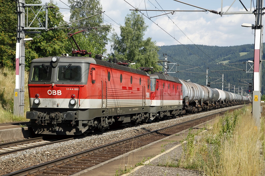 1144 003 + 1144 253 mit Gterzug in Oberaich am 9.07.2013.