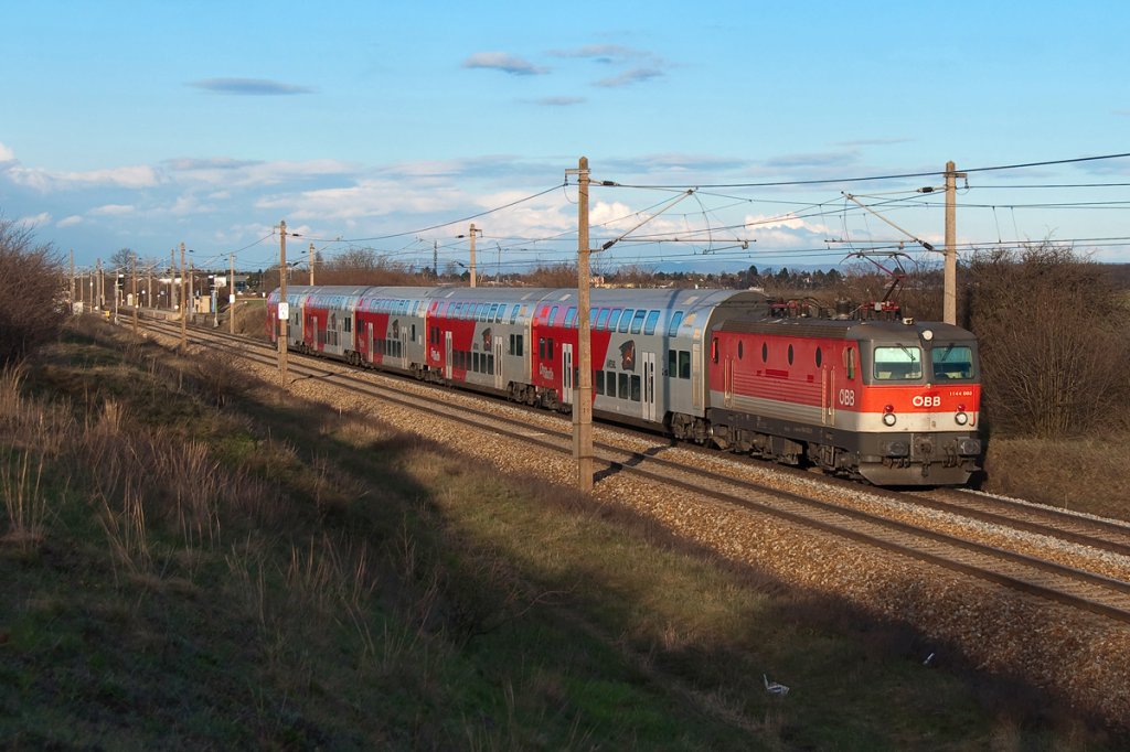 1144 003 schiebt den R 2354  Oskar Sima  nach Bernhardsthal. Helmahof, am 10.04.2013.