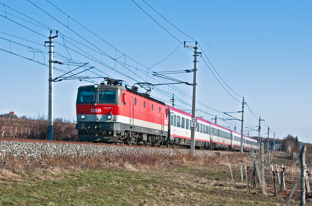 1144 004 mit Intercity 15555 von Wien nach Graz am 21.02.2010 kurz vor Pfaffsttten.