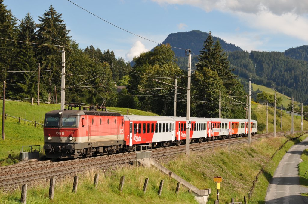 1144 005 mit einem Personenzug in Fieberbrunn. Aufgenommen am 06/08/2011.