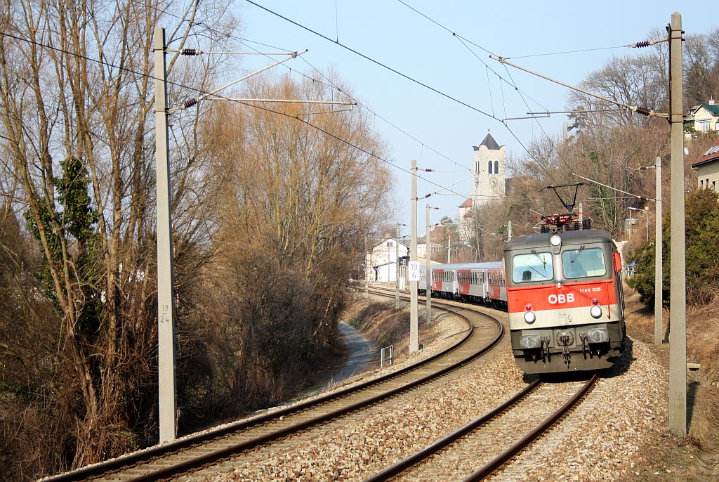 1144 006 fhrt mit R 7198 Richtung Krems/Donau. Greifenstein, 04.03.11