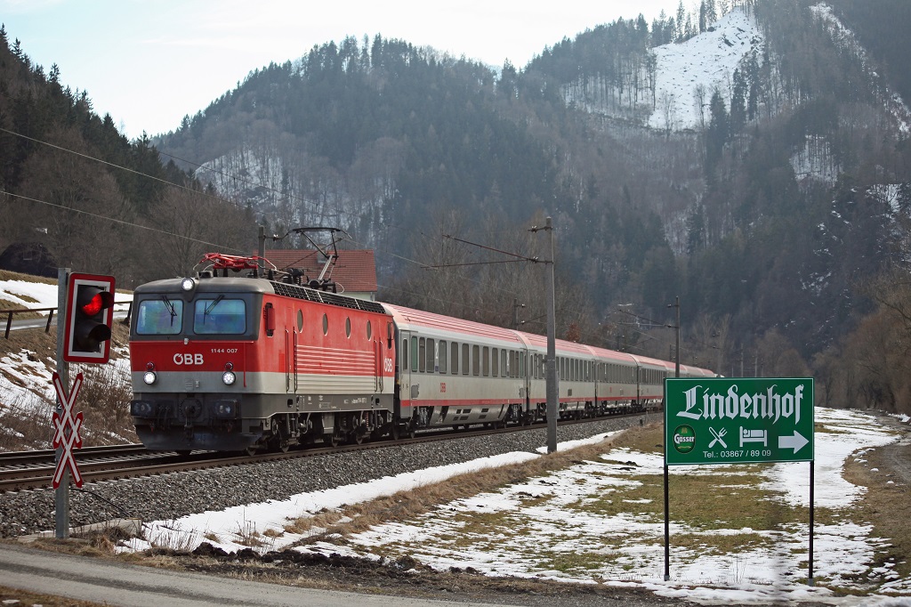 1144 007 zieht am 1.03.2013 Intercity 610 zwischen Pernegg und Bruck/Mur durchs Murtal.