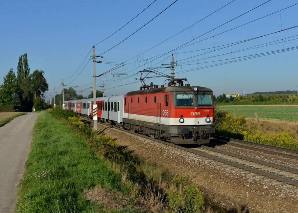 1144 008 mit einem REX am 20.08.2012 unterwegs bei Marchtrenk.