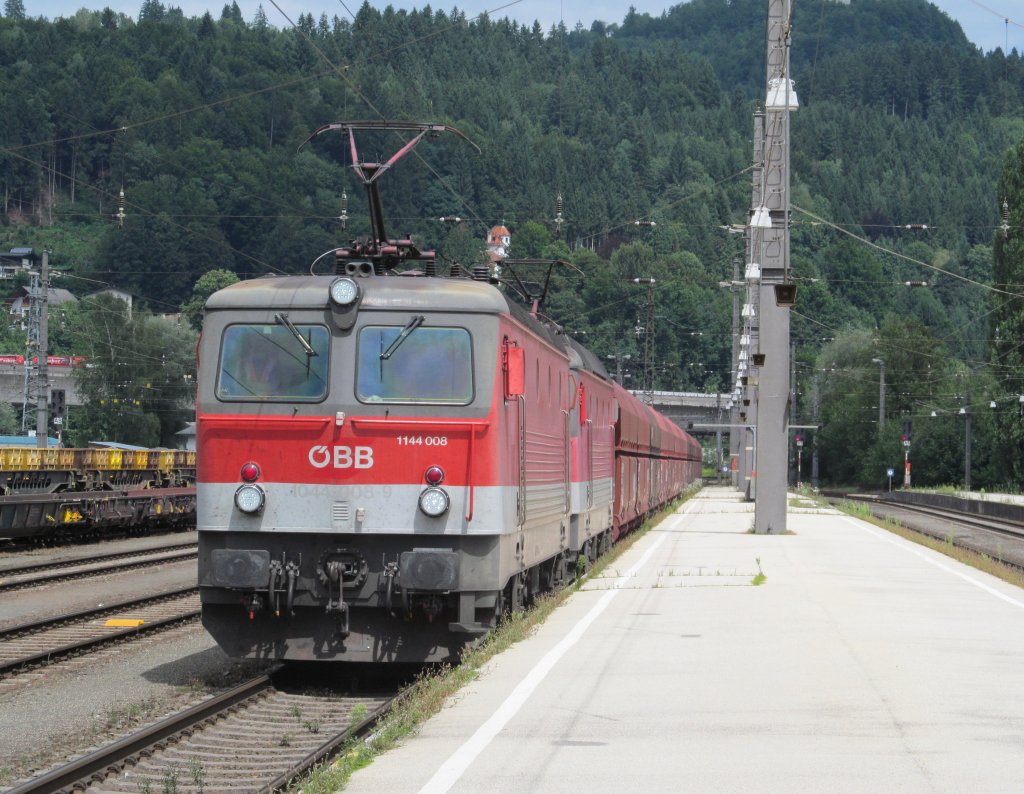 1144 008 der BB und eine 1044 ziehen am 03. August 2012 einen Kohlezug durch Kufstein in Richtung Wrgl.