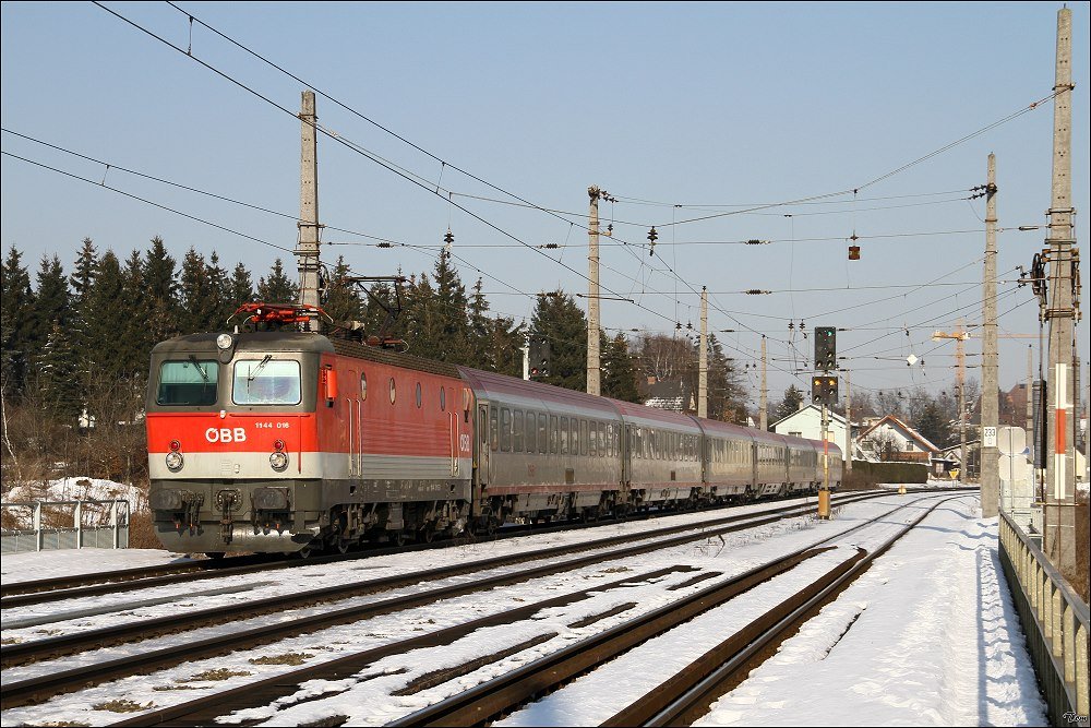 1144 016 mit IC 733  Der Warmbaderhof  von Wien Meidling nach Lienz.
Zeltweg 02.2010