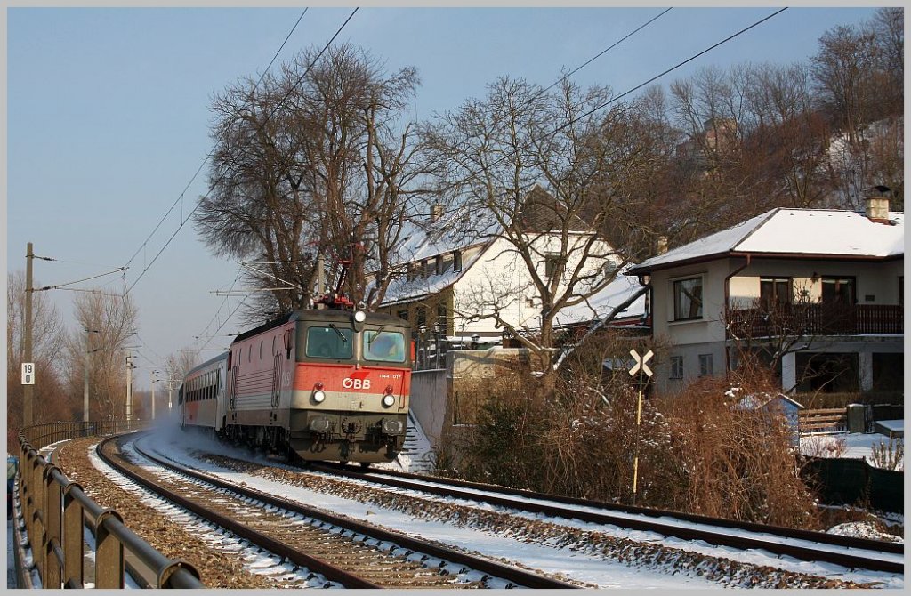 1144 017 mit R 2168 am 8. Februar 2012 bei der Durchfahrt in Greifenstein. Zu dieser Jahreszeit ist von dieser Stelle aus auch die Burg Greifenstein etwas zu sehen. 
