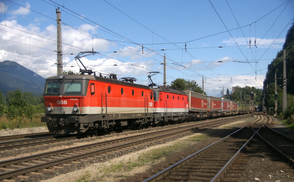 1144 018 und 1044 223-4 mit einer Rola in Richtung Innsbruck. Aufgenommen am 9. September 2011 in Brixlegg.