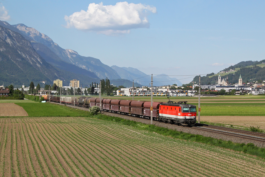 1144 018 mit einem gemischten Gterzug am 25.05.2012 bei Schwaz.