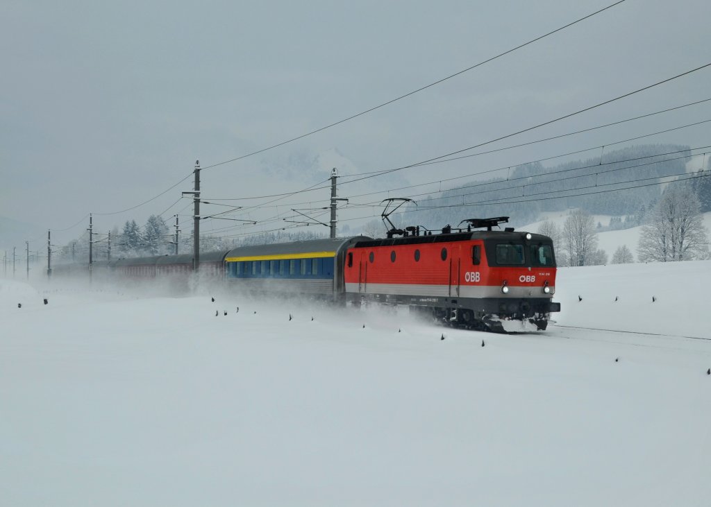 1144 019 mit einem Turnuszug am 16.02.2013 bei Fieberbrunn.