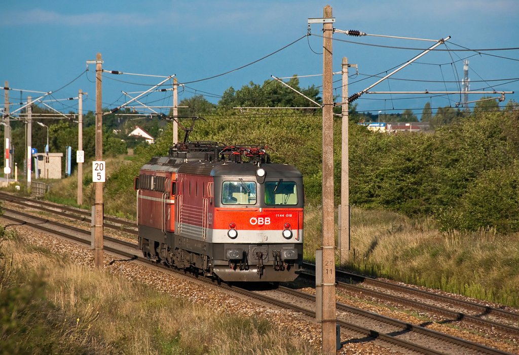 1144 019 wird von 1142 623 Richtung Norden gezogen. Helmahof, am 01.09.2010.