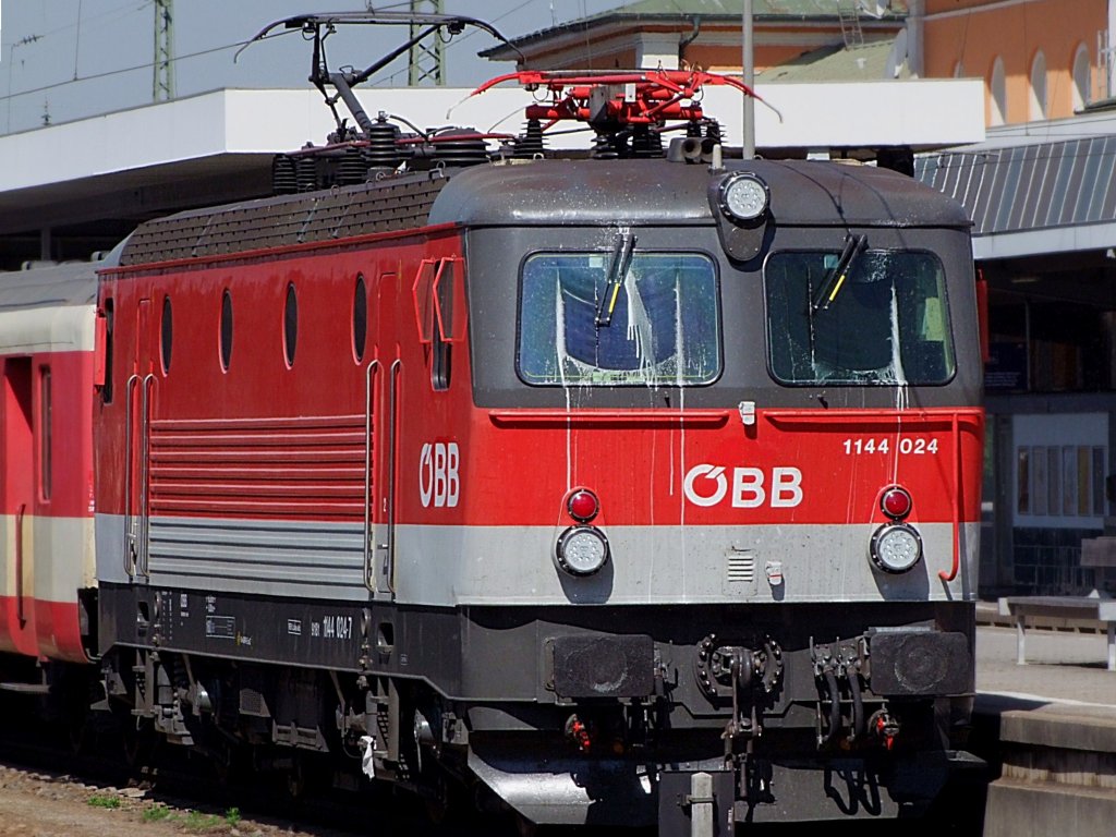 1144 024-7 bei der Fenster-Scheibenwsche (direkt hinter dem Schliereneinstieg wren Wasser u. Schrubber vorhanden gewesen)kurz vor Abfahrt mit R5917 in Passau-Hbf;100710