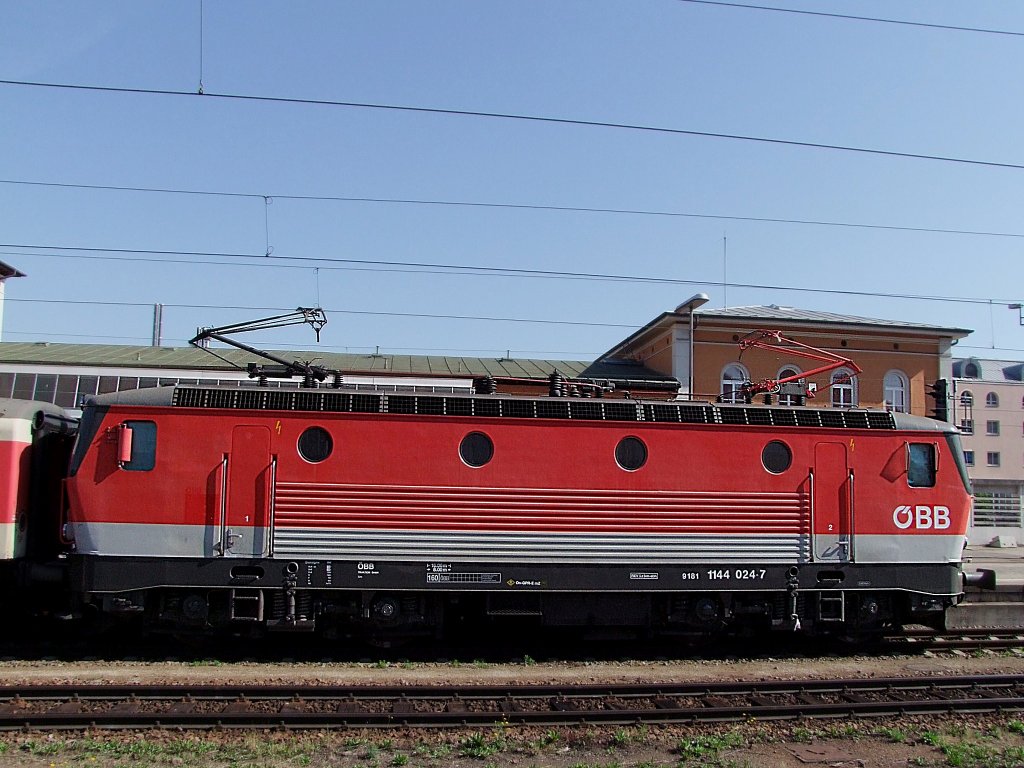 1144 024-7 steht fr kurze Zeit mit zwei aufgebgelten Stromabnehmern am Passauer Hauptbahnhof;100710