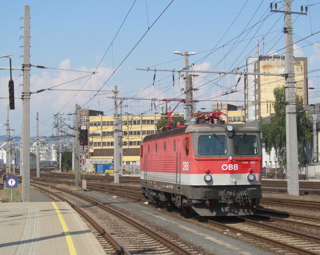 1144 025 rangiert am 06. August 2013 im Bahnhof Linz.