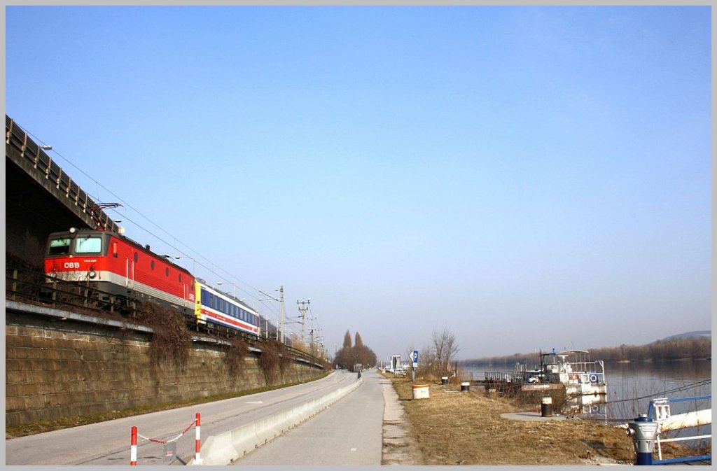 1144 032 mit einem Messwagen am Morgen des 09.03.11 am Donauufer in Wien/Nudorf. 