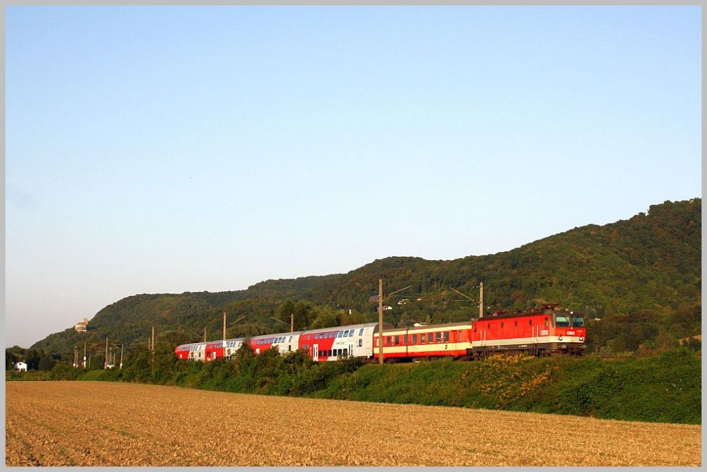 1144 032 mit REX 7136 zwischen Greifenstein und Wrdern. 25.08.11