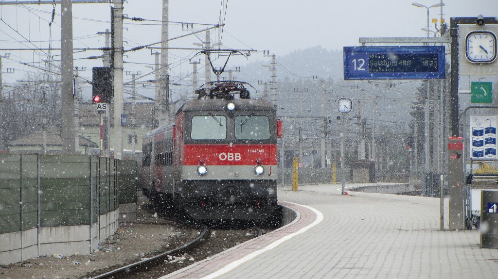 1144 032 mit S6 (Salzburg Hbf->Wrgl Hbf) in Wrgl Hbf.(8.4.2012)