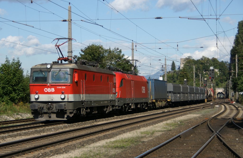1144 036 und eine unbekannte 1116 mit einem Gterzug in Brixlegg Richtung Innsbruck. Aufgenommen am 9. September 2011.