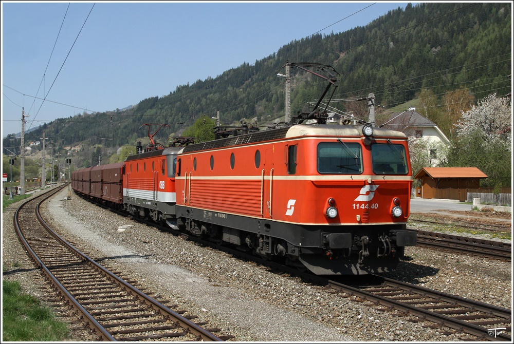 1144 040 + 1144 044 ziehen den Erzzug 48408 von Jesenice nach Linz Stahlwerke. 
Thalheim 20.4.2011