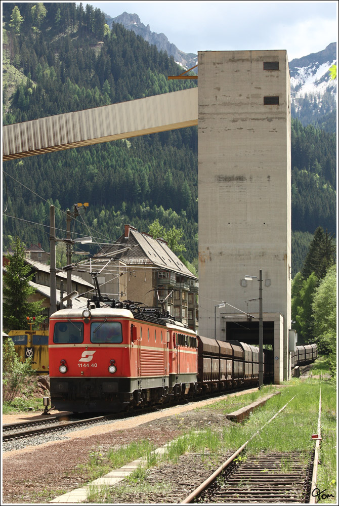 1144 040 und 1142 682 beim Befllen von Erzzug 55666 in der Verladestelle Krumpental. 
Eisenerz 10.5.2012 

