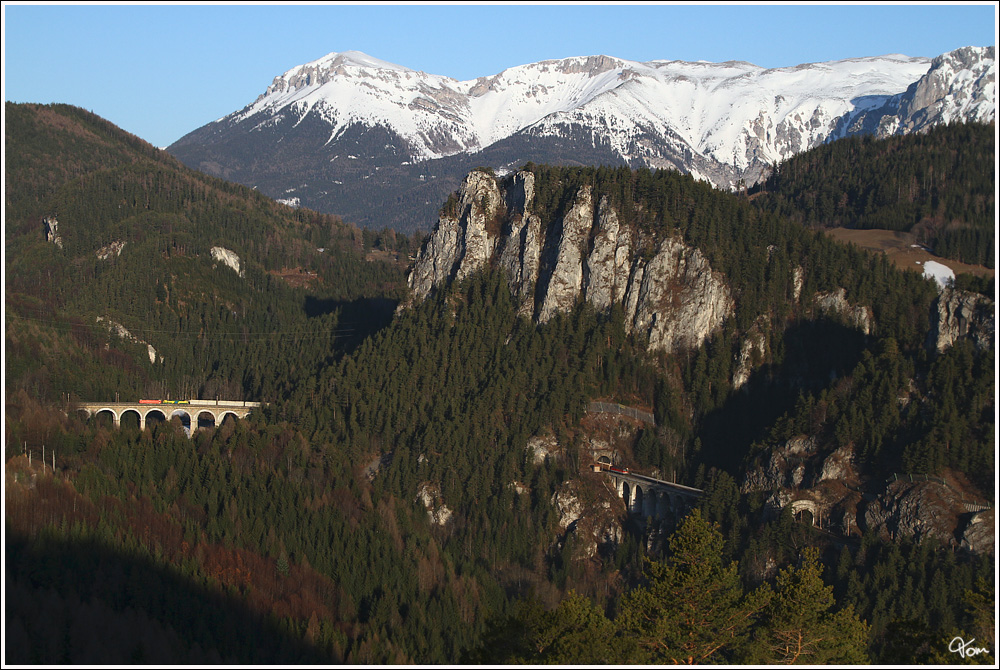 1144 040 als Vorspannlok, dahinter eine GySev 1047 und am Zugschlu schiebt eine 1142, den Hackschnitzelzug 41373 (Sopron - Gratkorn) ber die Kalte Rinne nahe Breitenstein. 
16.3.2012

