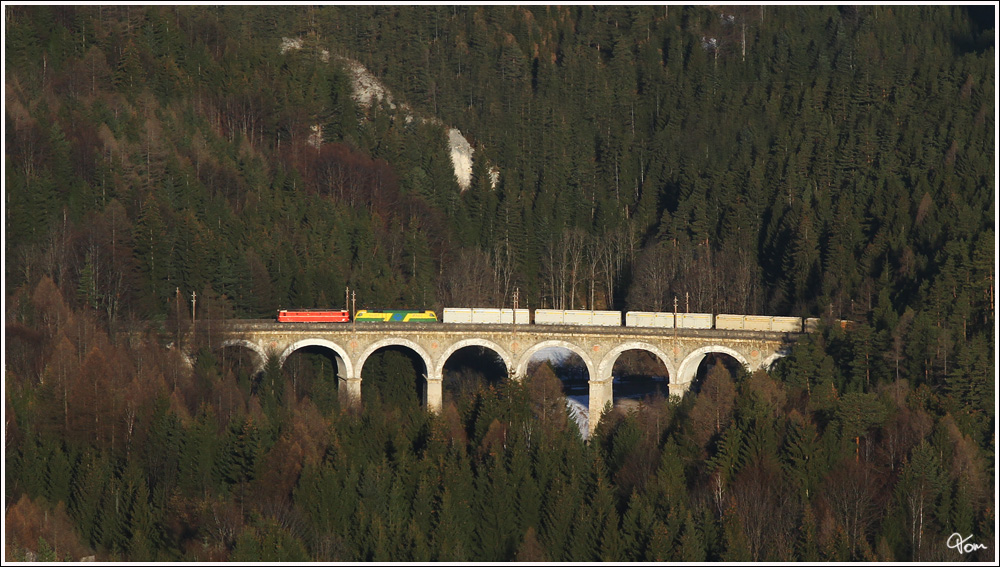 1144 040 als Vorspannlok, dahinter eine GySev 1047 und am Zugschlu schiebt eine 1142, den Hackschnitzelzug 41373 (Sopron - Gratkorn) ber die Kalte Rinne nahe Breitenstein. 16.3.2012 

