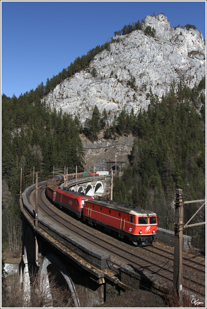 1144 040 als Vorspannlok von Gloggnitz nach Mrzzuschlag, dahinter 1016 043 mit dem 54605 (Wien Zvbf - Bruck an der Mur) beim Queren der Kalten Rinne.
Breitenstein  16.3.2012