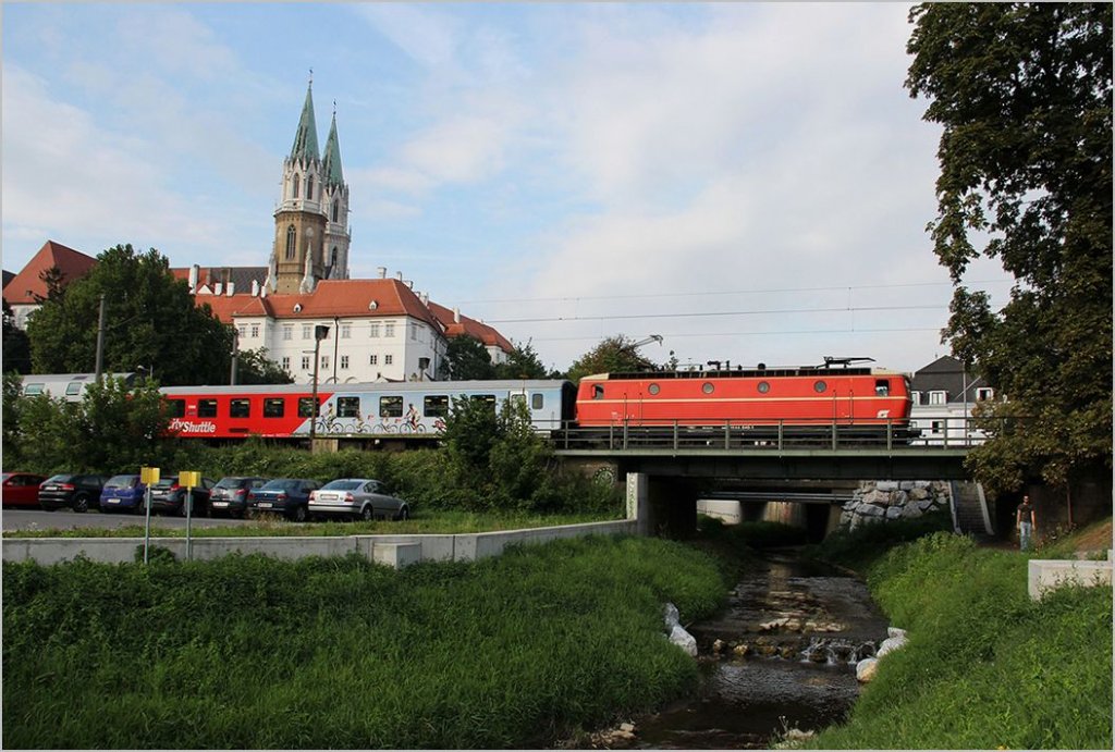 1144 040 am 17. August 2012 mit REX 7106 bei der Durchfahrt in Klosterneuburg. 