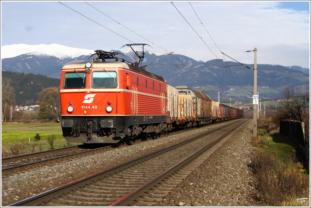 1144 040 (die einzige blutorange 1144) fhrt mit Gterzug 54505 von Wien Zvbf nach Villach.
St. Margarethen 12.11.2010