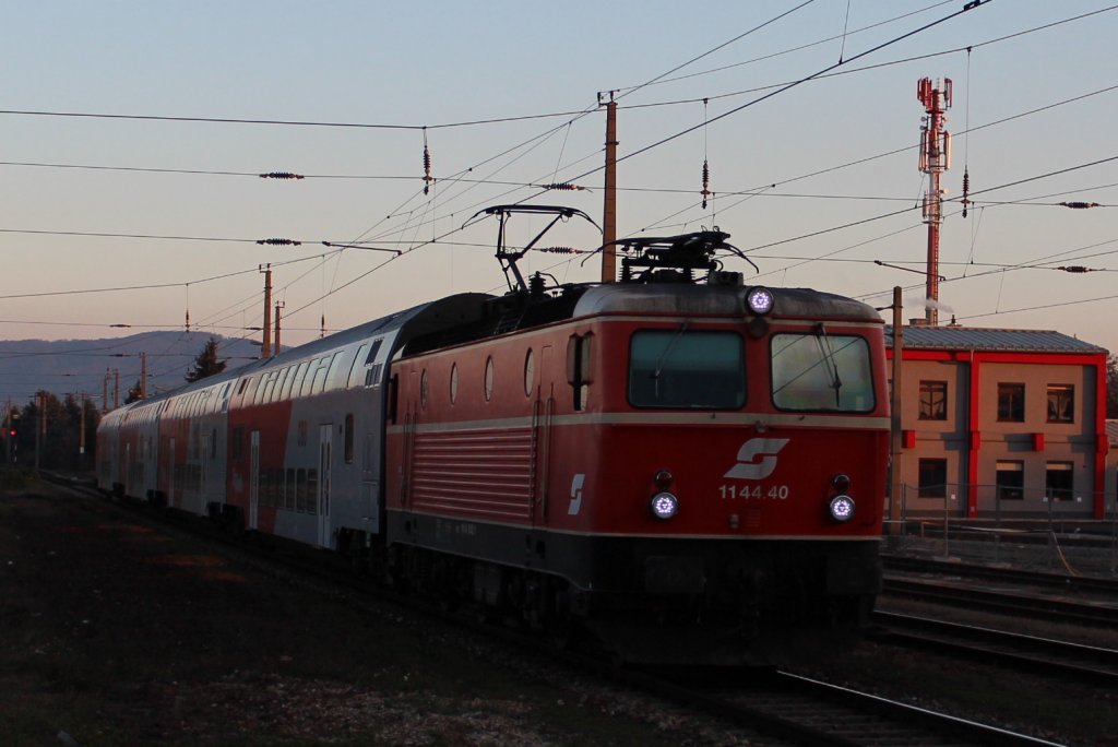 1144 040 mit dem REX 7122 von Wien Franz Josefs Bahnhof (Wf) nach Krems/Donau (Kr), hier bei der Einfahrt in den Bahnhof Tulln/Donau (Tu); am 09.11.2012
