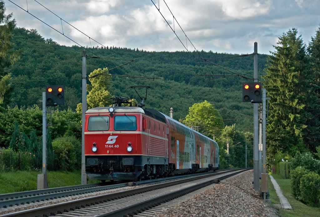 1144 040 war am Abend des 23.06.2010 Richtung St. Plten unterwegs. Hier zu sehen zwischen Unter Tullnerbach und Tullnerbach-Pressbaum.