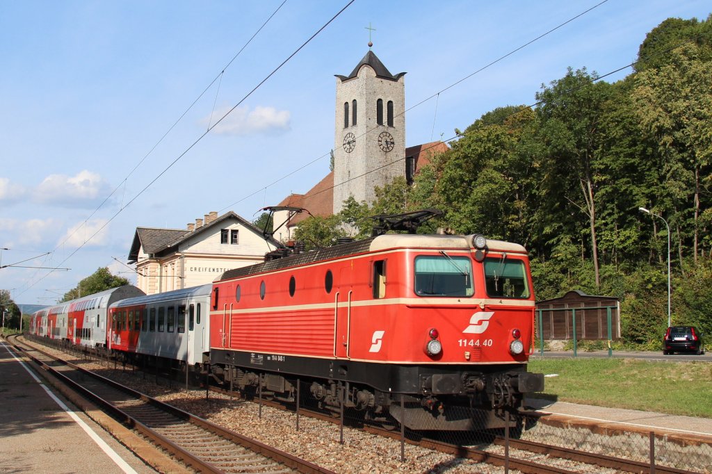 1144 040 zog den REX 7128 von Wien Franz-Josefs-Bahnhof nach Krems an der Donau, hier zum sehn bei der Durchfahrt der Haltestelle Greifenstein-Altenberg; am 17.08.2012