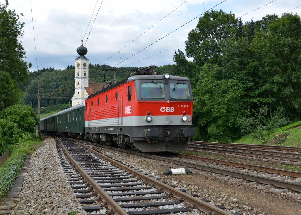 1144 045 mit dem Erlebniszug nach Wien am 14.07.2012 bei der Durchfahrt in Wernstein am Inn.