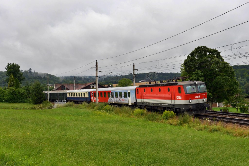 1144 045 mit dem Erlebniszug von Wien nach Passau am 14.07.2012 unterwegs bei Ingling.