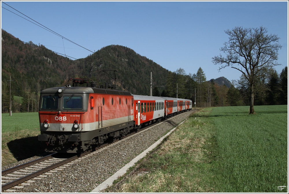1144 052 mit R 3968 von Selzthal nach Linz Hbf. 
St Pankraz 10.04.2011