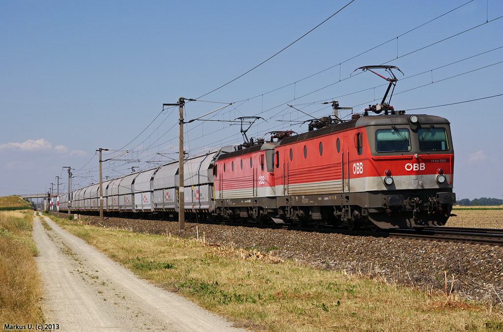 1144 058 + 1144 052 fahren mit RCA Talns GAG am 17.07.2013 bei Wampersdorf in Richtung Wiener Neustadt.