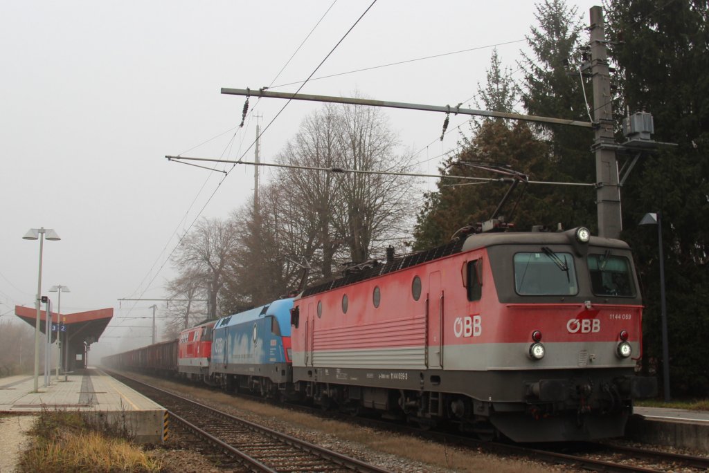 1144 059, 1016 023 und 2143 073 auf der Fahrt der Rr�be 59217 von Laa/Thaya (Laa) nach Wien Stadlau (St), aufgenommen in Neubau-Kreutzstetten (N) wo 1144 059 wieder vom Zug ging um Lokzug zur�ck nach Laa fuhr. Grund f�r diese Un�bliche bespannung Lag darinn das 2143 073 Schadhaft wurde und als Vorspann ausfiel und kalt nach Wien mitlief, diese Aufgabe als Vorspann �bernahm 1144 059; am 19.11.2012
