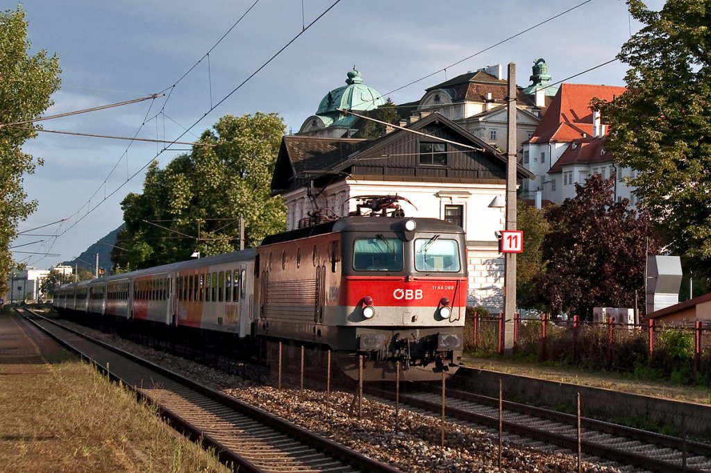 1144 069 ist mit REX 7138 von Wirn FJB nach Krems/Donau unterwegs. Die Aufnahme entstand am 22.07.2011 in Klosterneuburg-Kierling.