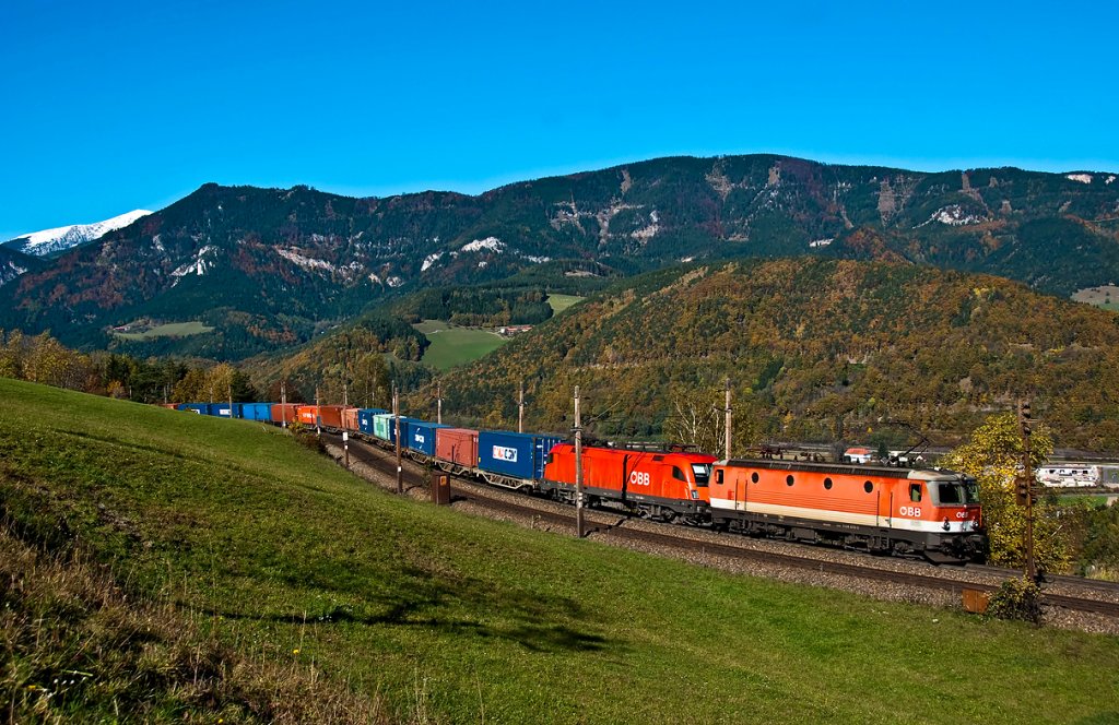 1144 070 an der Spitze dieses Containerganzzuges. Auch diese Aufnahme entstand am 22.10.2010 zwischen Kb und Eichberg auf der Nordrampe des Semmering.