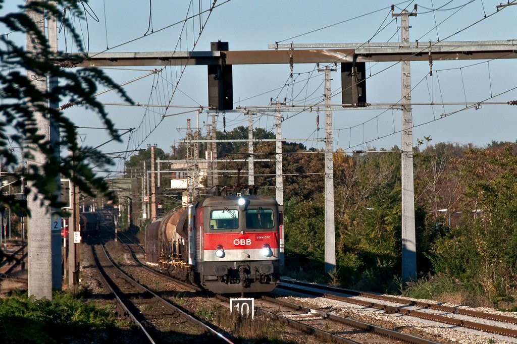 1144 070 ist mit dem NG 64203 von Laa/Thaya nach Wien Zentralverschiebebahnhof unterwegs. Die Aufnahme enstand am 17.10.2011 kurz vor Wien Haidestrae.